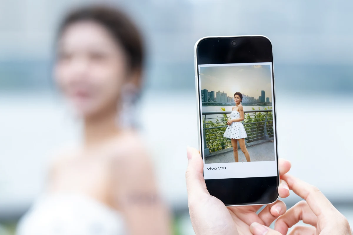 V70系列將AI科技深度融入創作靈魂,「AI魔法換天」一鍵轉換春夏秋冬的氛圍光感,輕鬆將天氣不佳的照片轉換為晴空或暮霞效果。