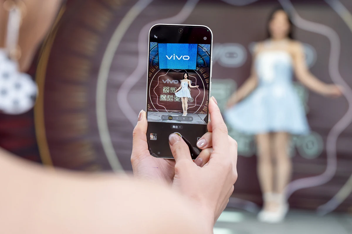 V70首度導入X系列旗艦級「舞台模式」,清晰捕捉偶像的動作與神情。