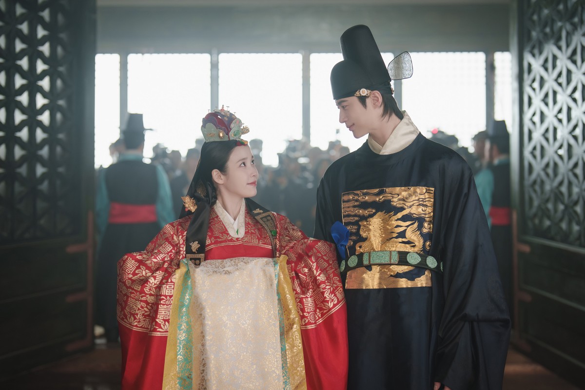 IU(李知恩)、邊佑錫主演的韓劇《21世紀大君夫人》