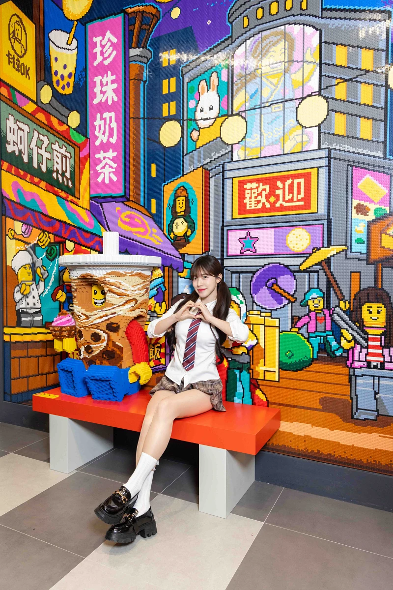 樂高®授權專賣店-LaLaport南港店匯集了全台最多的互動體驗包括融合台灣日常文化的珍奶場景