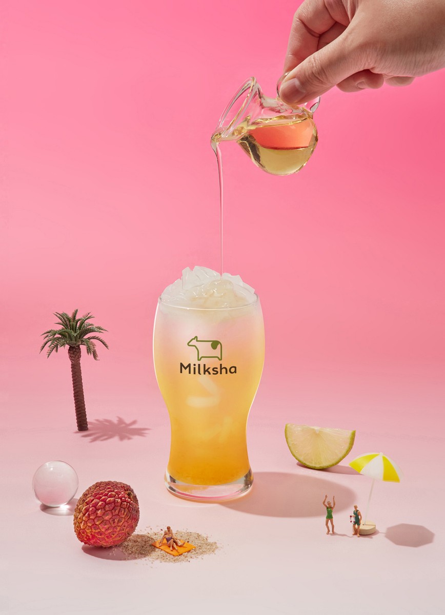 迷客夏「果然荔夏」領軍夏季果茶新品，必喝無咖啡因「荔荔蜜桃椰果」，飽滿荔枝香氣延續續蜜桃果香，尾韻由檸檬帶出清爽酸甜，加入荔荔椰果，三種果香層次豐富