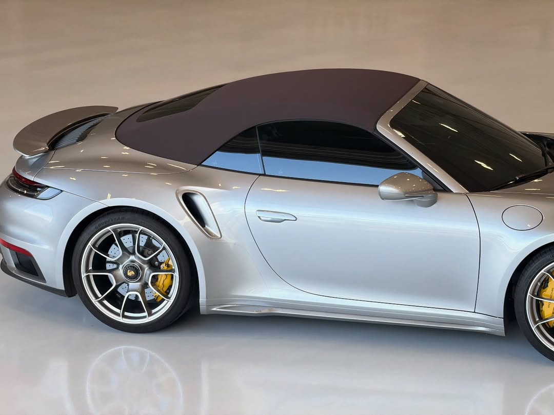 Kendall Jenner 愛車收藏:Porsche 992 Turbo S Cabriolet