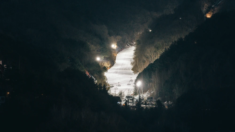 龍平度假村開放夜間滑雪