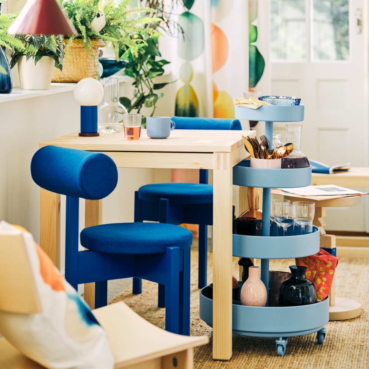 IKEA PS 2026 餐椅以簡單的圓形與方形設計，打造可正坐、側坐，也能轉身將椅背當作扶手