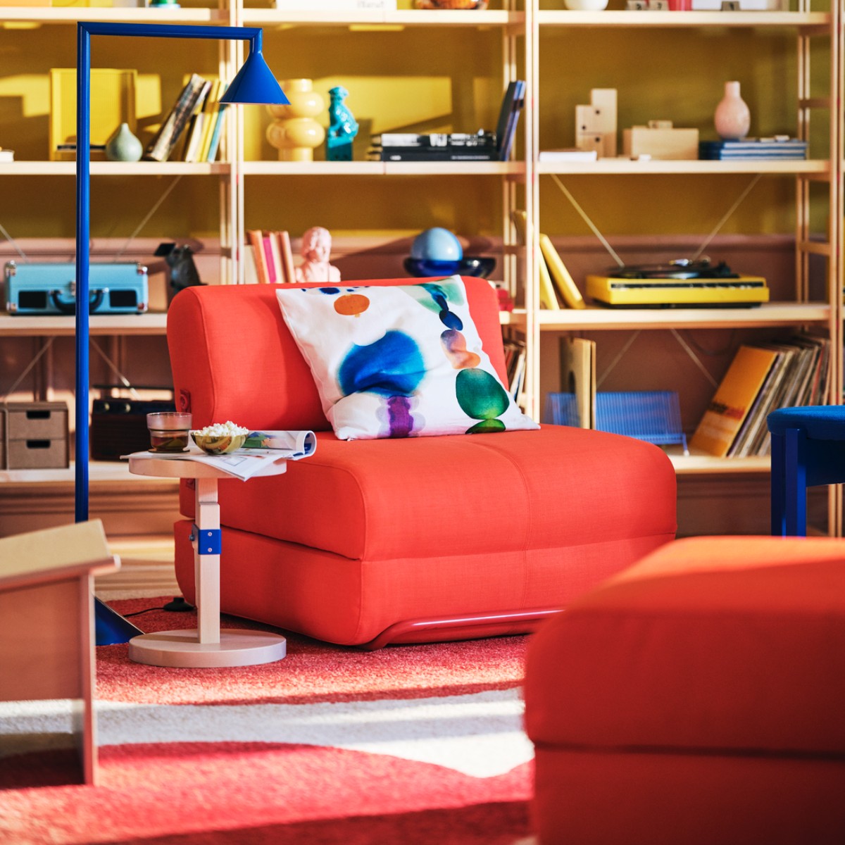 IKEA PS 2026 上照落地燈以圓柱幾何與45度切角結構為靈感，透過不同角度的轉動自由切換三種照明模式
