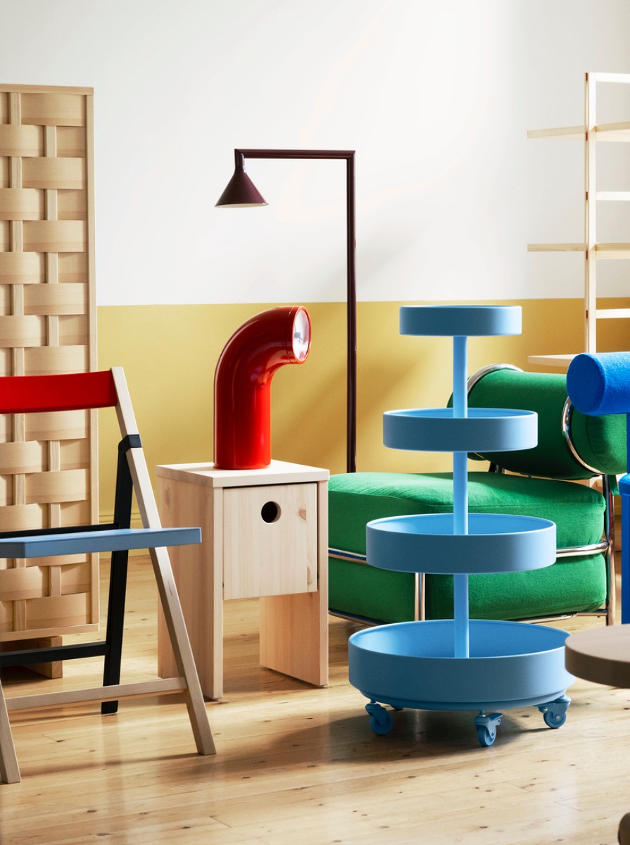 IKEA PS 2026 鐘則以潛望鏡造型為靈感，透過簡約線條與亮紅色設計，像是俏皮地「偷看」空間中的一切，為家中增添幽默感。