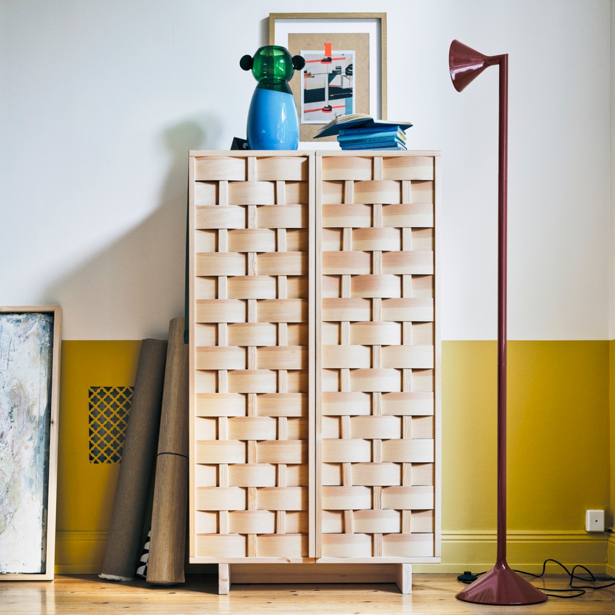 IKEA PS 2026收納櫃以編織木面作為櫃門設計，透過交織的單板木材展現手工編織的動態感，也保留獨特的手作痕跡，讓工藝本身成為設計亮點。