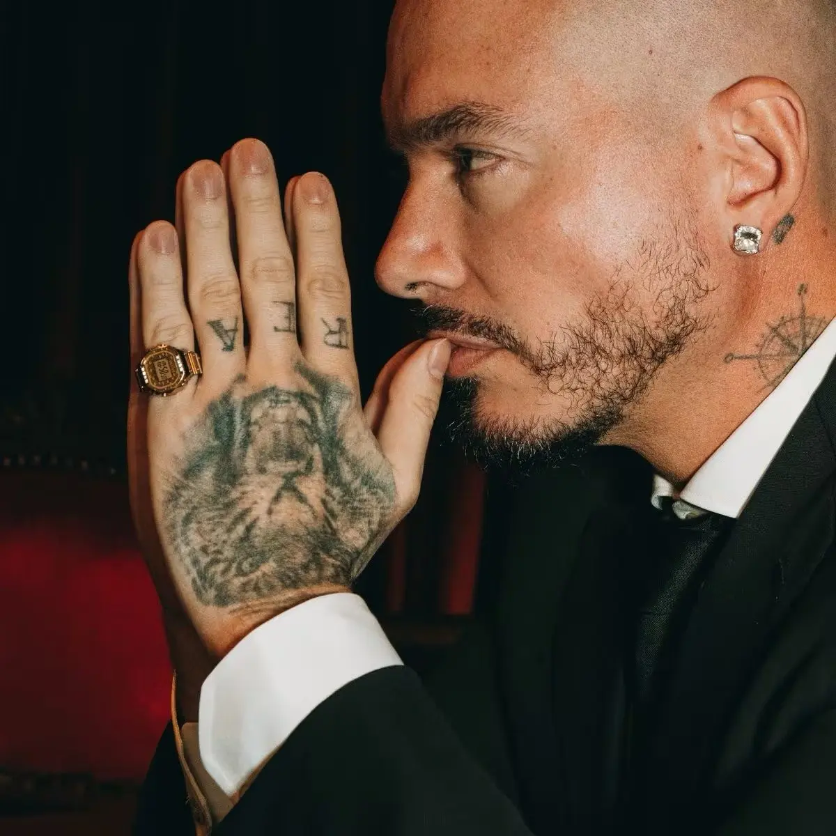 J Balvin x CASIO 戒指錶登場！金錶水鑽細節加持，嘻哈奢華感滿點！