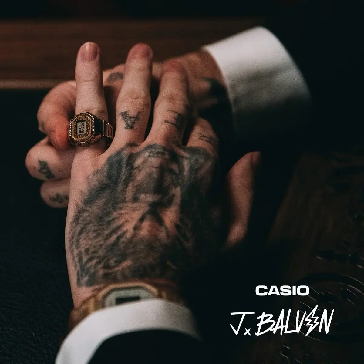 J Balvin x CASIO 戒指錶登場！金錶水鑽細節加持，嘻哈奢華感滿點！