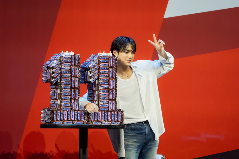 SNICKERS® 特別準備「11」造型蠟燭蛋糕給 MINGYU