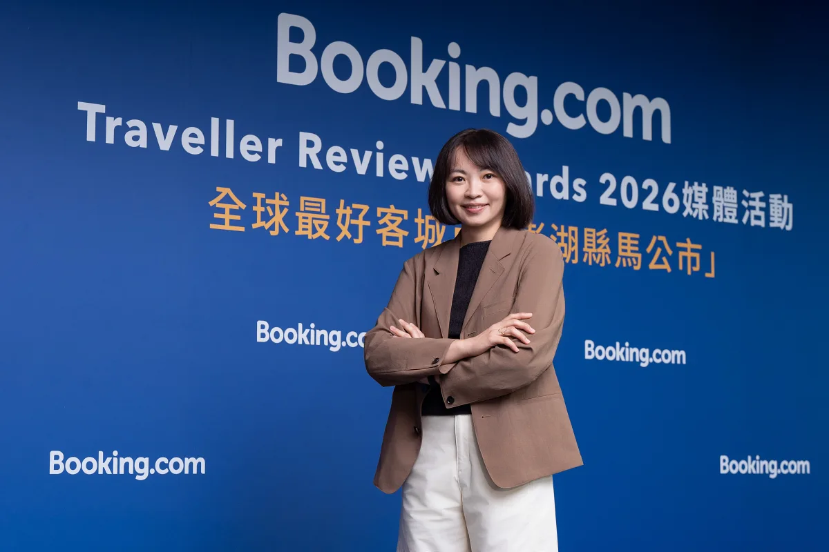 Booking.com 台灣客戶經理 Wanda Chiu 分享台灣旅宿榮譽,並指出未來將深化永續、特色體驗與 AI 科技三大方向深耕台灣市場。(圖片由 Booking.com 提供)