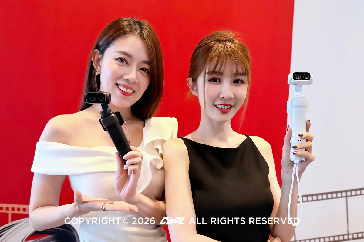 Insta360 Luna Ultra提供黑、白兩色可選。