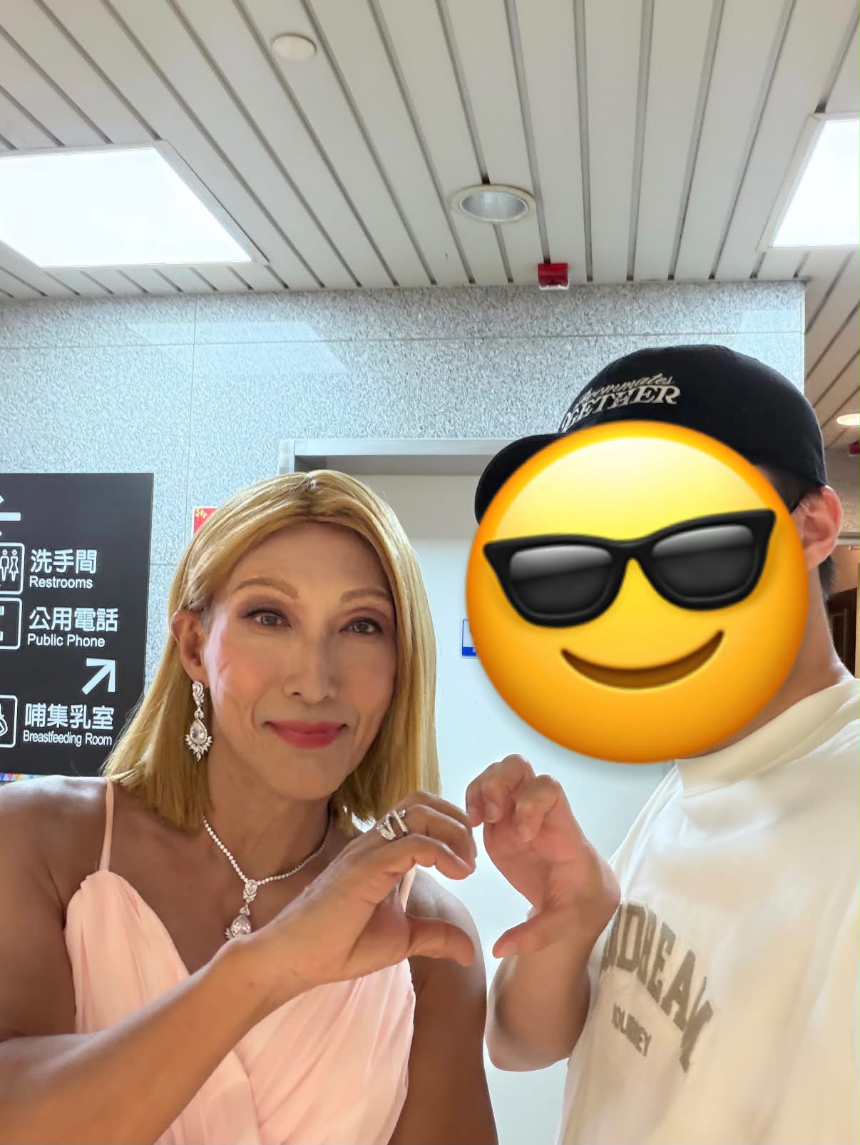 脆友北車打翻咖啡染白褲發文求救，竟釣出「席若迪翁」神救援！網嗨喊：女神降臨！