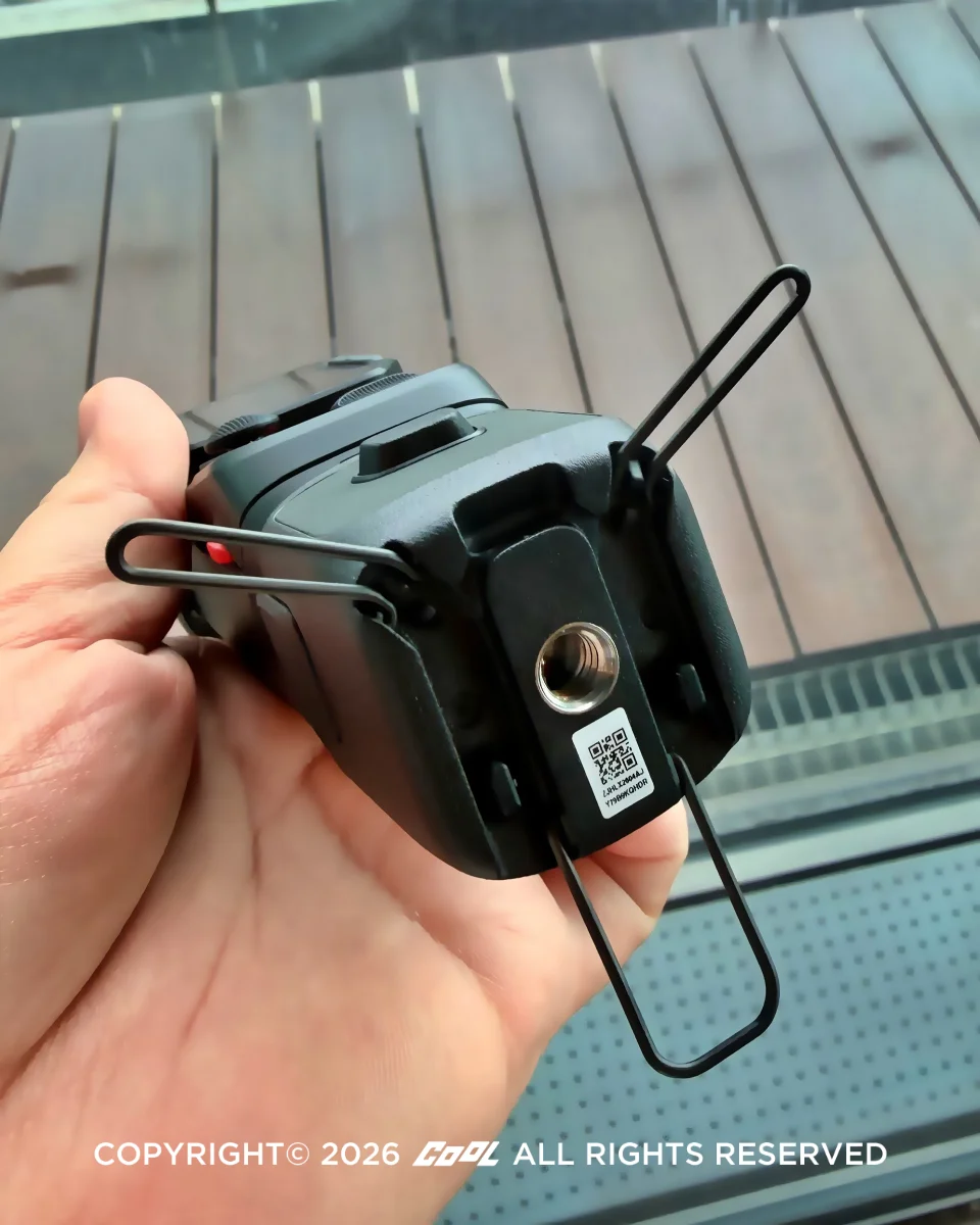 Luna Ultra 電池模組的底部內建可折疊迷你腳架