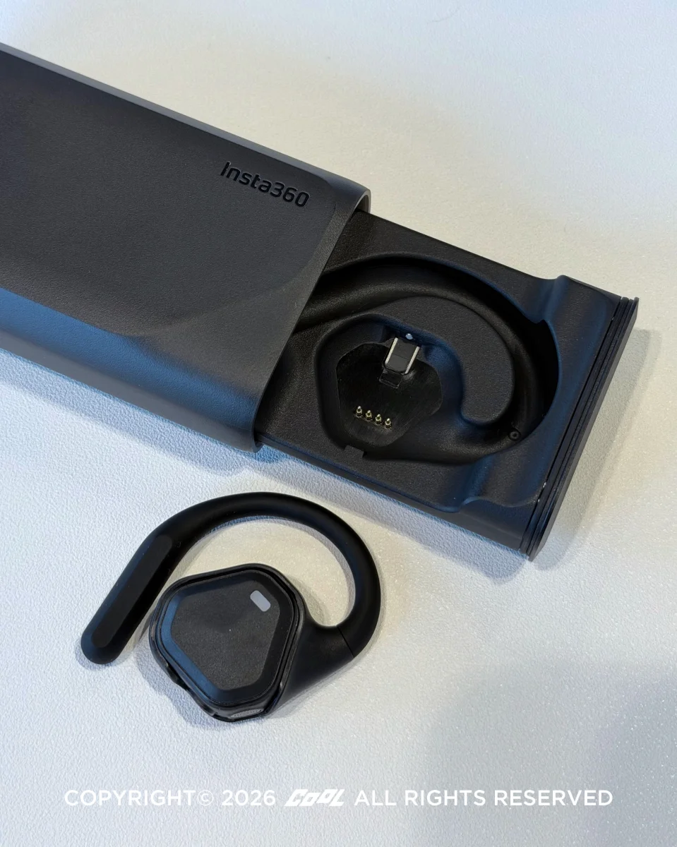 透過專屬耳掛配件連結，Luna Ultra可跟隨使用者頭部動作進行追蹤