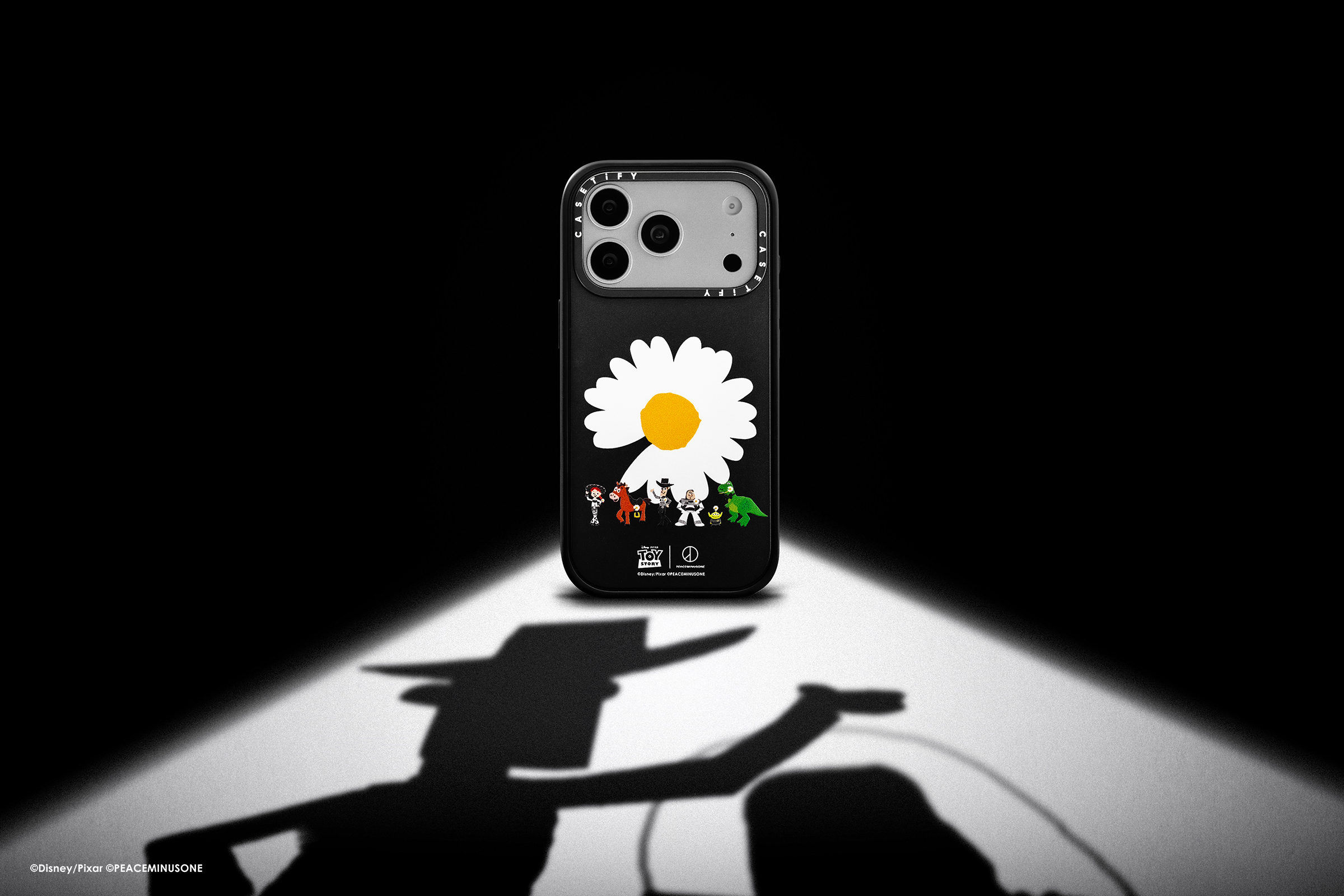CASETiFY 為歡慶《玩具總動員 5》電影正式上映、PEACEMINUSONE 創立 10 週年的雙重里程碑,推出最新聯名系列打造兼具實用性與收藏價值的全新印花設計