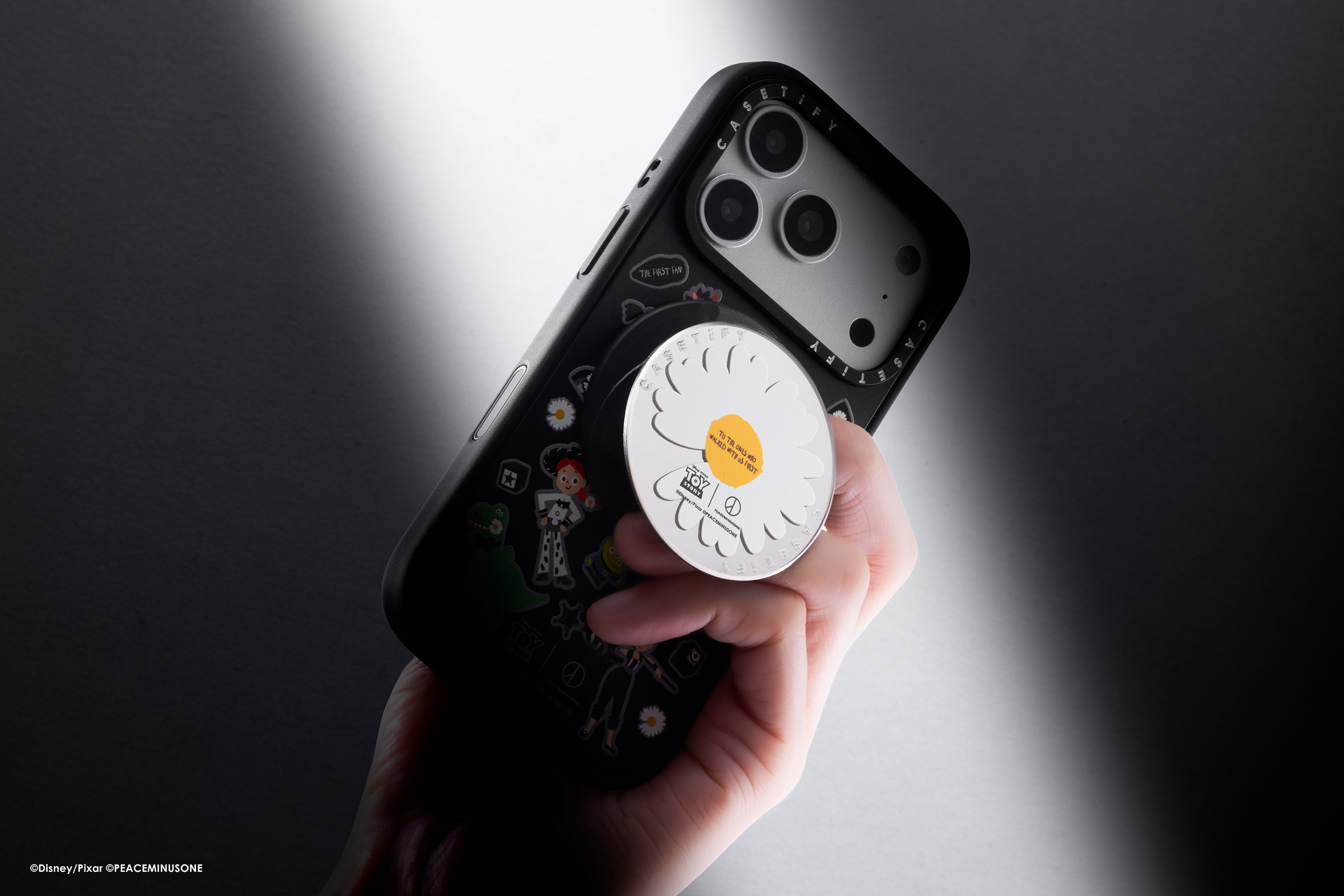 CASETiFY 為歡慶《玩具總動員 5》電影正式上映、PEACEMINUSONE 創立 10 週年的雙重里程碑,推出最新聯名系列打造兼具實用性與收藏價值的全新印花設計