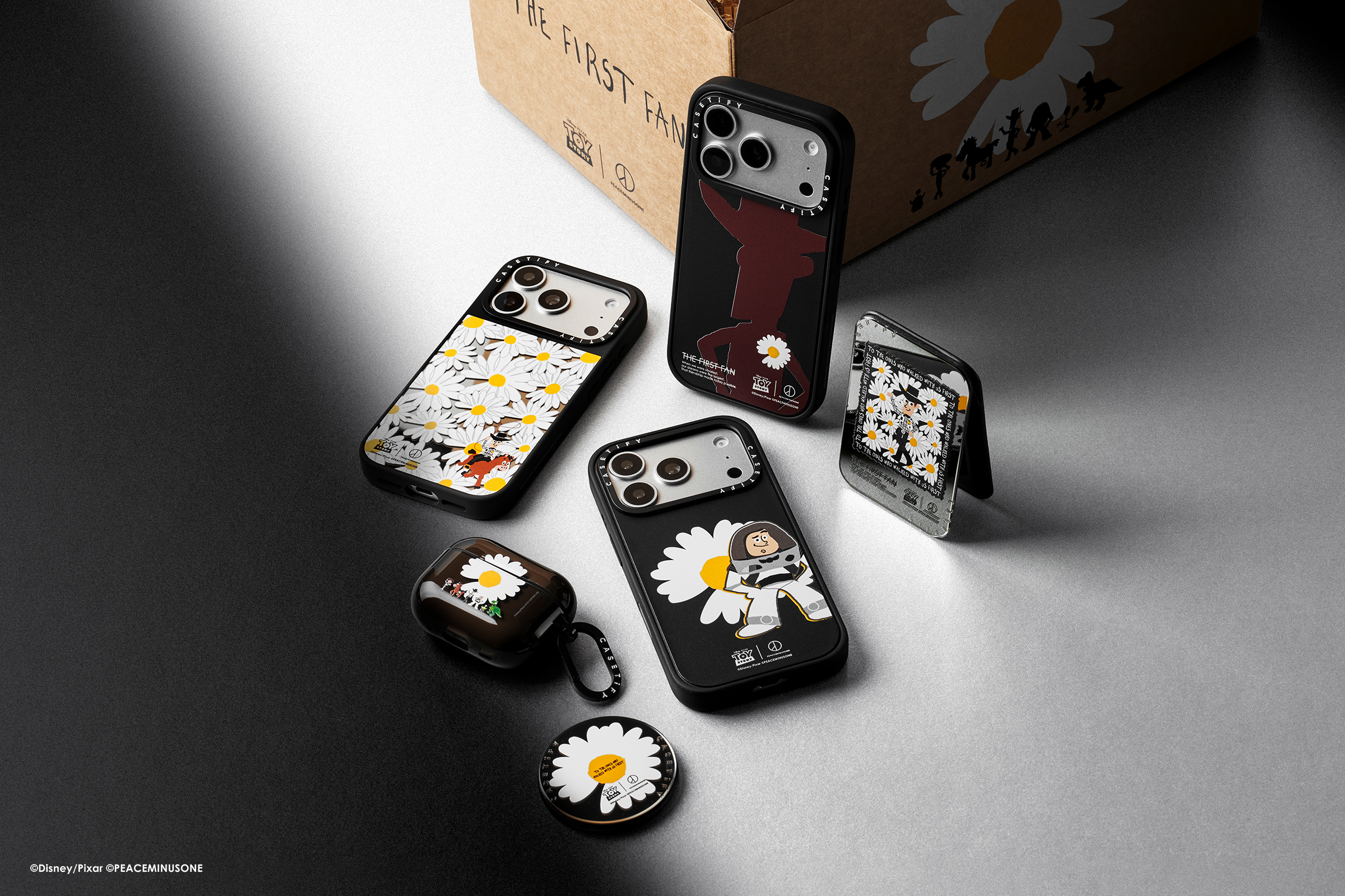 CASETiFY 為歡慶《玩具總動員 5》電影正式上映、PEACEMINUSONE 創立 10 週年的雙重里程碑,推出最新聯名系列打造兼具實用性與收藏價值的全新印花設計