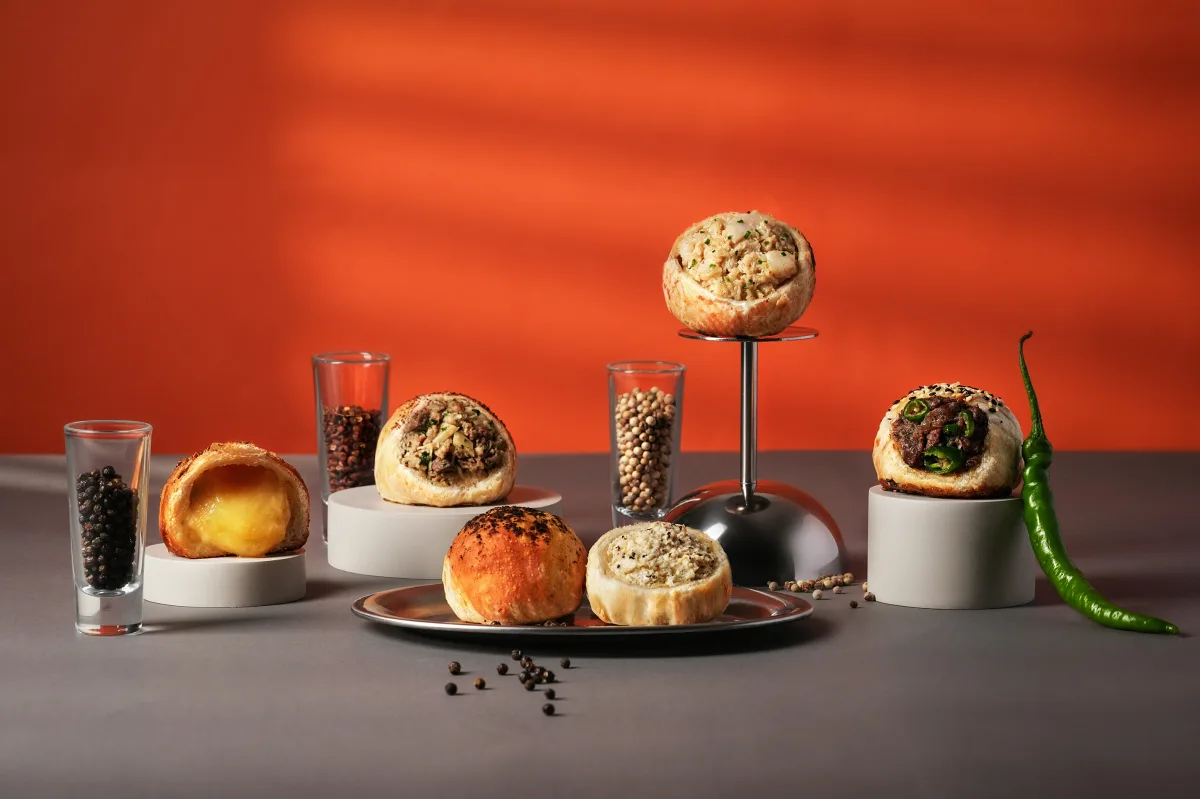 台北W飯店 Seasons by olivier e.「Déjà Food」系列第三篇章登場,以夜市胡椒餅為靈感演繹「椒焦酥餅」。