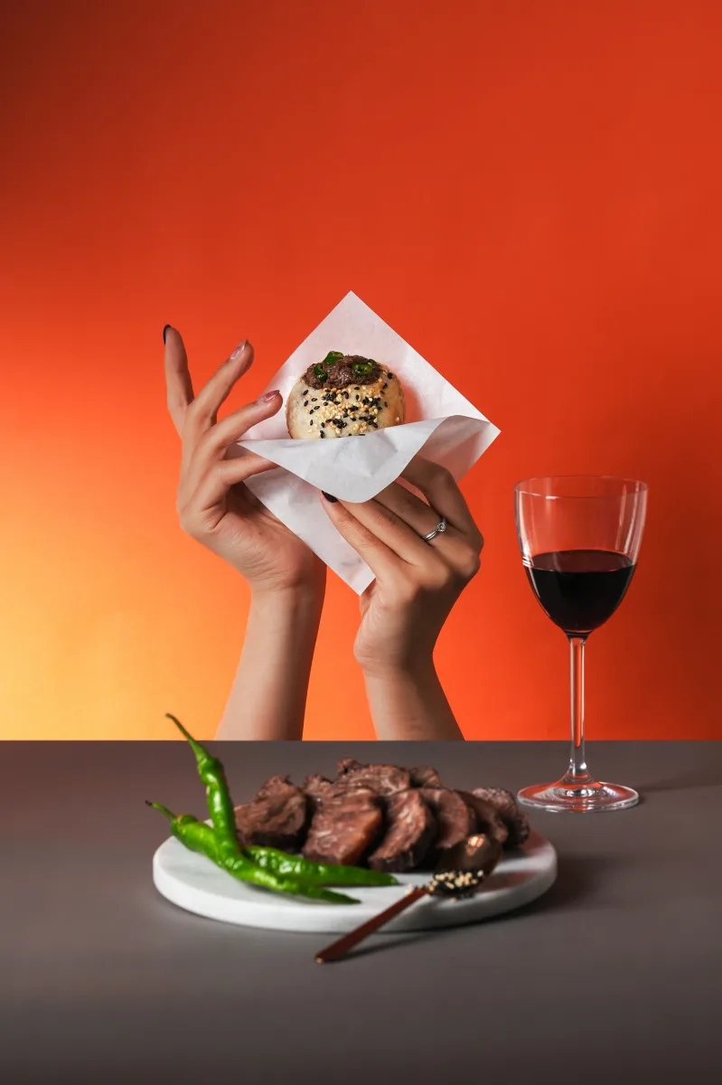 夜市胡椒餅變法餐!台北W飯店推「椒焦酥餅」和牛臉頰、干貝蟹肉都包進酥皮裡