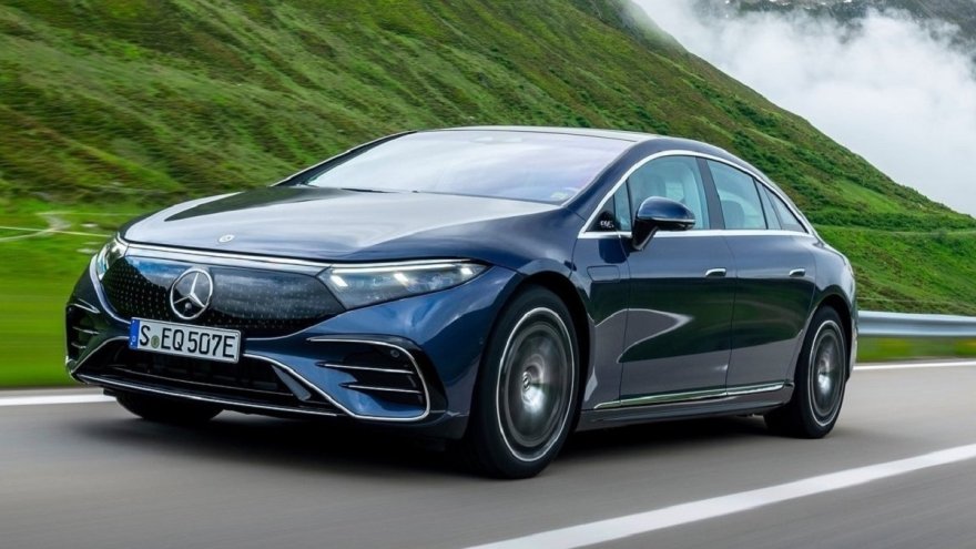 從 Toyota Supra 到 Mercedes-Benz EQS!盤點 AI 教父黃仁勳的座駕,比你想像中更低調!