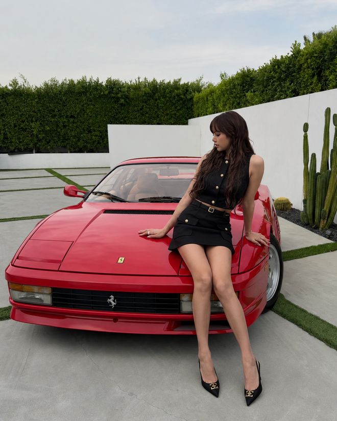 BLACKPINK Lisa 喜提「古董法拉利」！車庫 Ferrari 收藏正式來到第八台