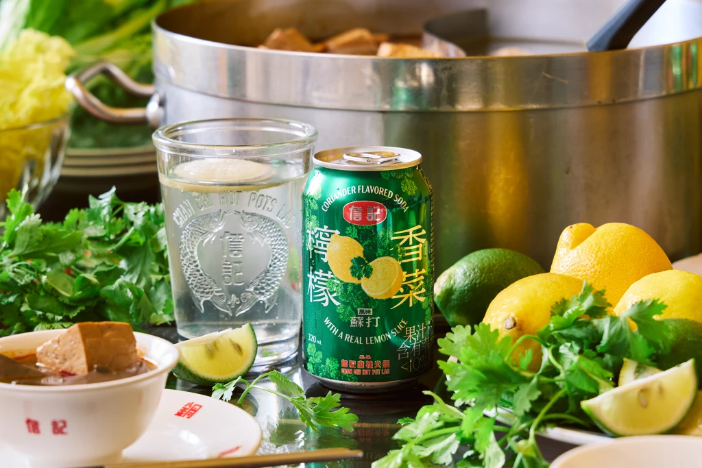 詹記出新招！「詹記檸檬片香菜風味蘇打」內含真實檸檬片，將微酸與氣泡俐落結合，尾韻更是帶出清新的香菜風味（圖片來源：SUNFRIEND MOUTH 提供）