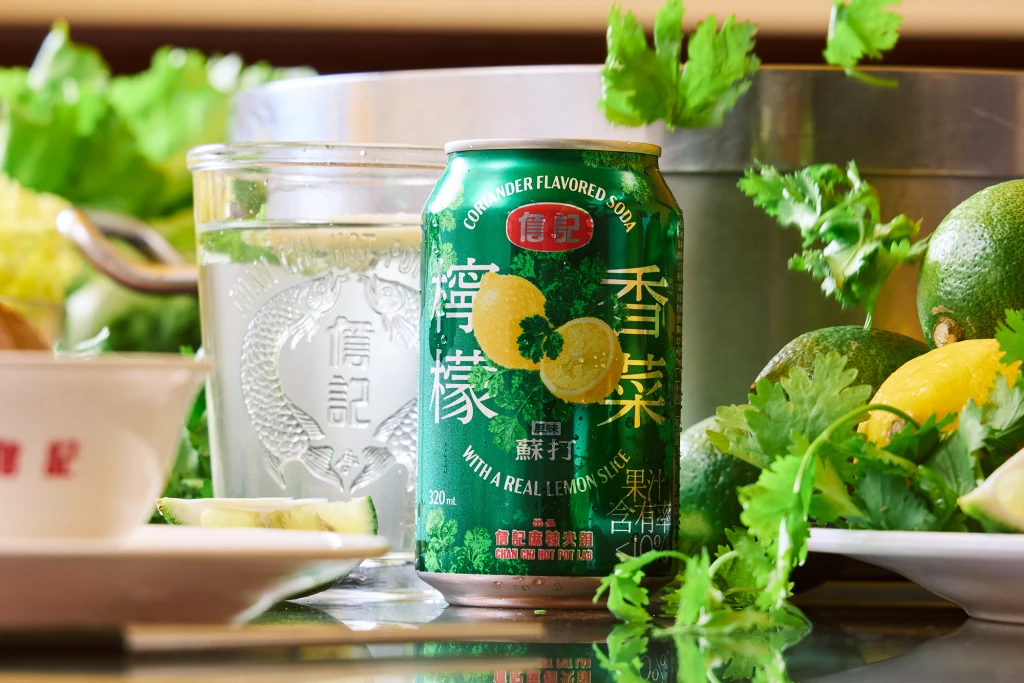 詹記玩轉台式經典，打破大眾對香菜的印象，檸檬片香菜風味蘇打爽感爆擊（圖片來源：SUNFRIEND MOUTH 提供）