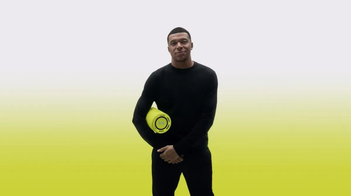 LOEWE 攜手世界足球巨星 姆巴佩(Kylian Mbappé)打造聯名藍牙喇叭「We. HEAR pro x Kylian Mbappé」。