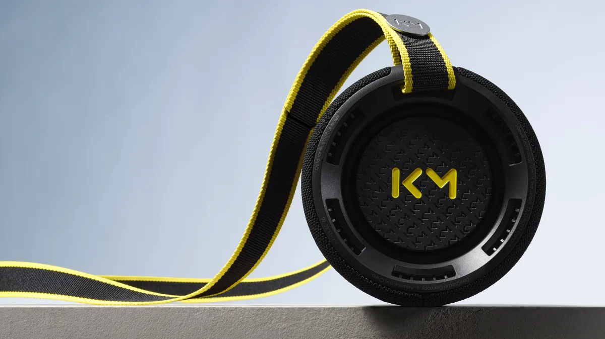 具備 IPX6 防水防塵等級的 We. HEAR pro x Kylian Mbappé 搭配可調式肩背帶,能適應各種旅行以及日常使用環境。