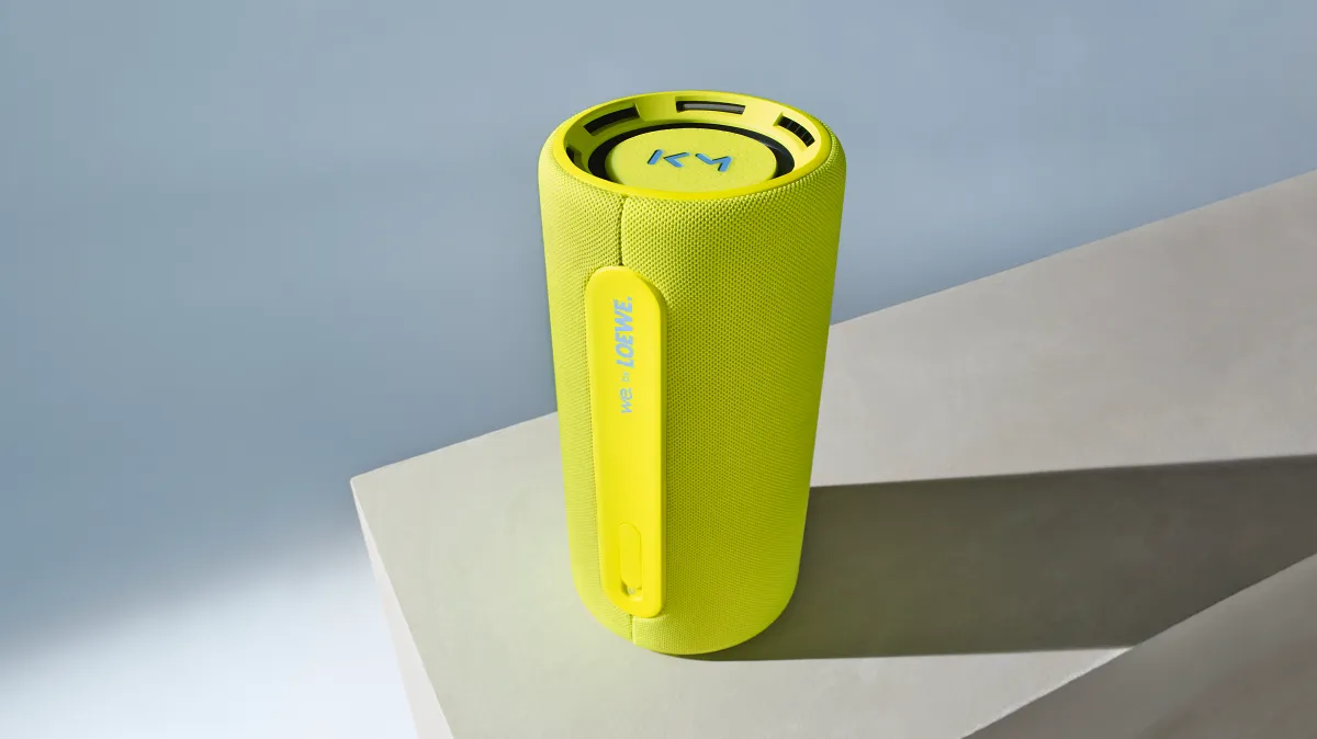 LOEWE We. HEAR pro 採用高質感聲學布料包覆機身,搭載 100W 大功率立體聲輸出系統,帶來細膩且沉浸式的聆聽體驗。