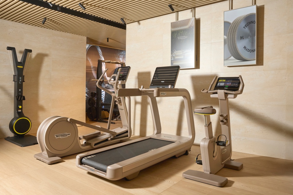 Technogym 全新砂岩褐系列智慧健身設備 用輕盈溫暖色調翻轉健身空間印象