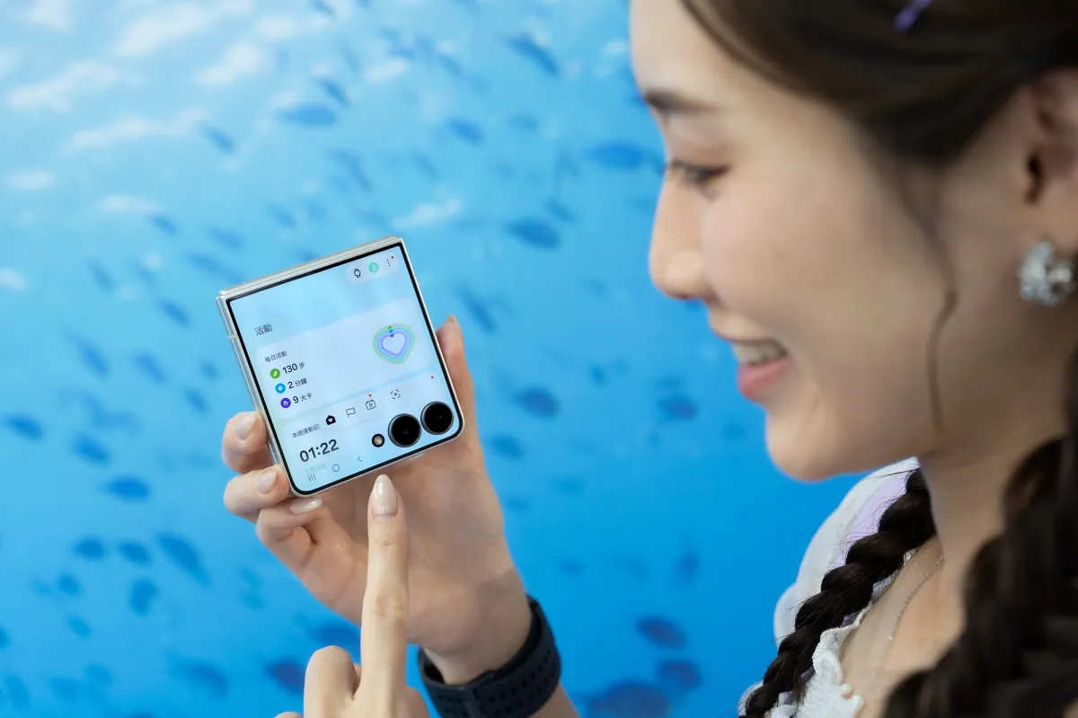 透過封面螢幕即時瀏覽常用app，全程無須開手機，即可掌握完整資訊