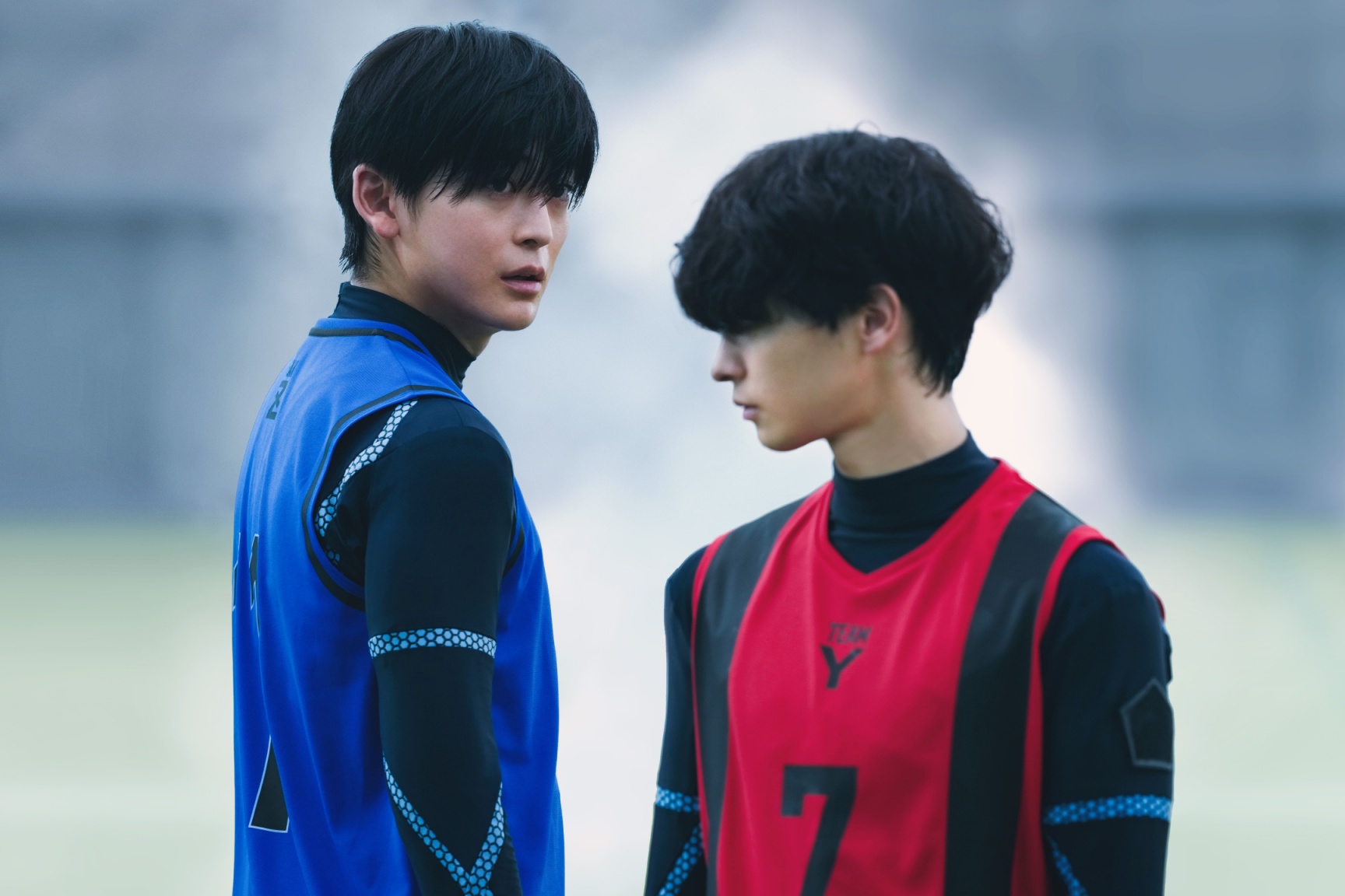 《藍色監獄》真人版電影，左為高橋文哉飾演的「潔世一」，右為富本惣昭飾演的「二子一揮」（圖片來源：甲上娛樂）