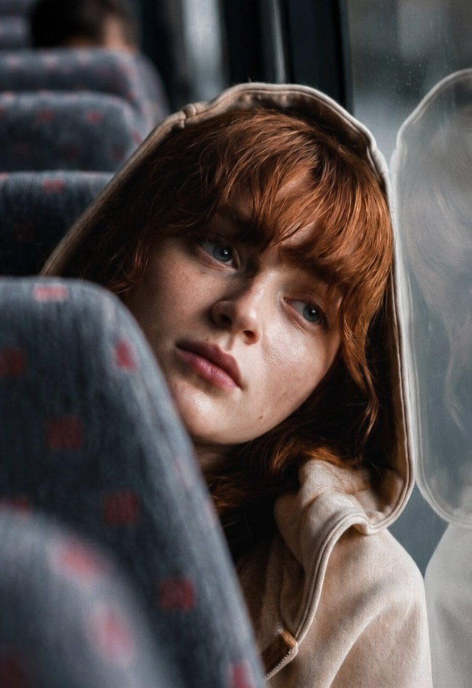 莎蒂·辛克(Sadie Sink)飾演「琴·葛雷」