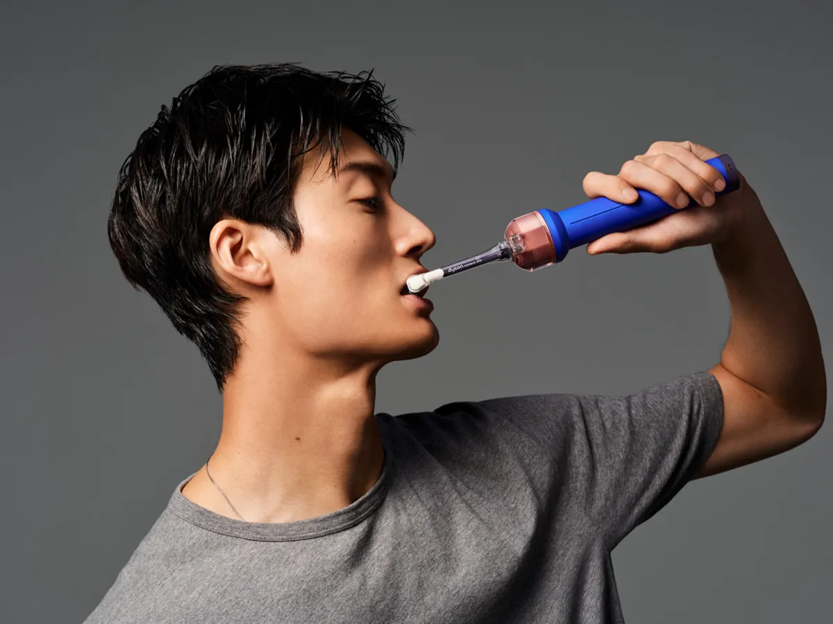 Dyson 跨界玩電動牙刷!內建微鏡頭、AI 找齒縫,還會自己噴漱口水