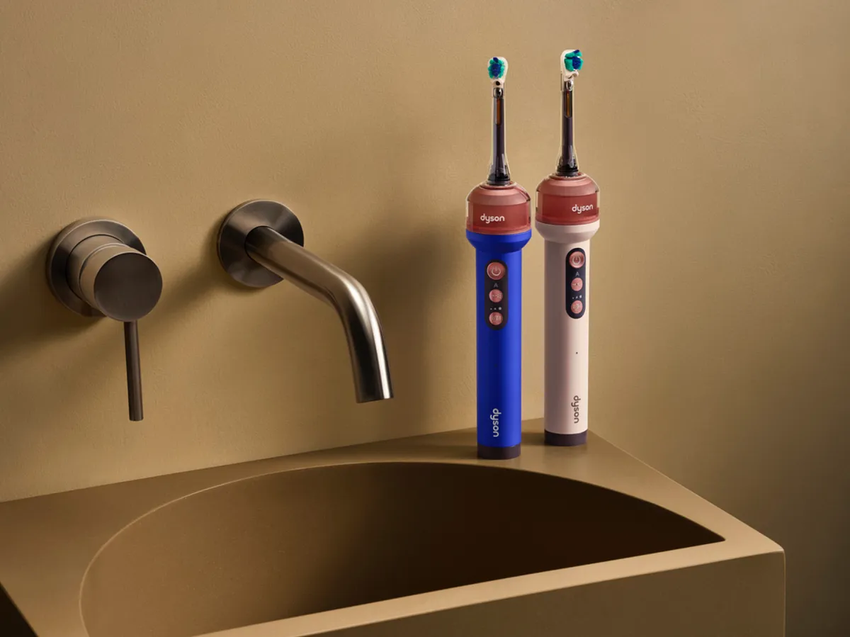 Dyson 跨界玩電動牙刷!內建微鏡頭、AI 找齒縫,還會自己噴漱口水