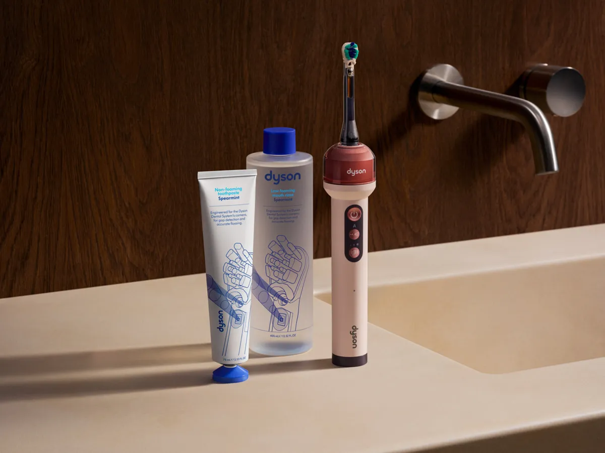 Dyson 跨界玩電動牙刷!內建微鏡頭、AI 找齒縫,還會自己噴漱口水