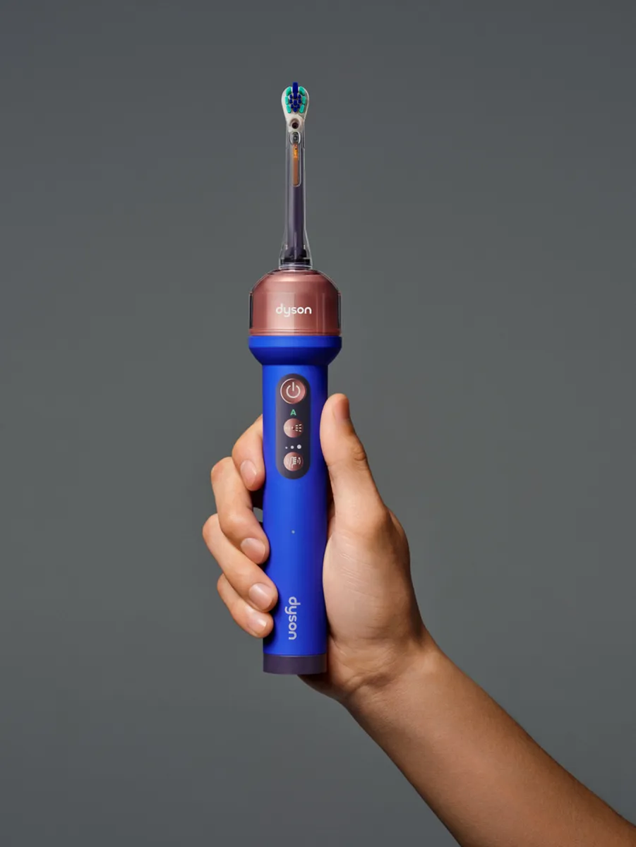 Dyson 跨界玩電動牙刷!內建微鏡頭、AI 找齒縫,還會自己噴漱口水