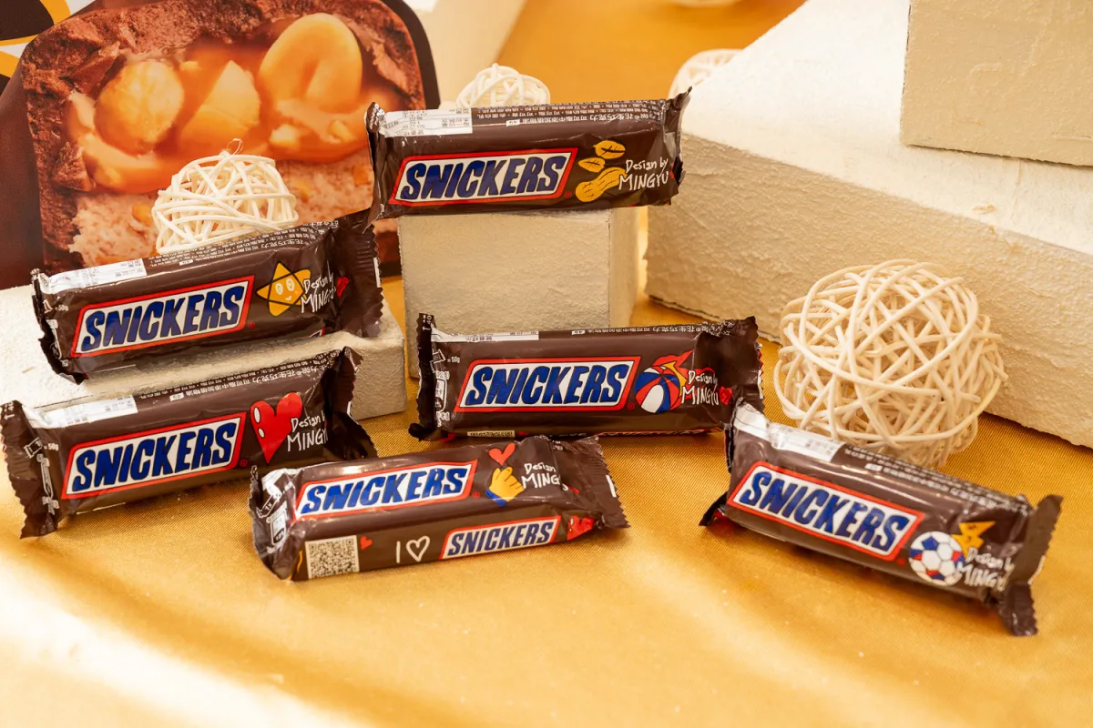克拉們準備衝！SNICKERS® 攜手代言人 MINGYU 推親繪聯名包裝，加碼磁吸燈箱鑰匙圈、限定桌布免費送！
