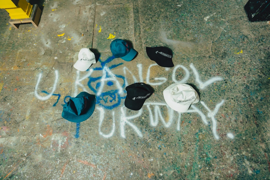 KANGOL 攜手日本人氣藝術家 MADSAKI 推出聯名系列，CLOT、 sacai 都搶著合作！