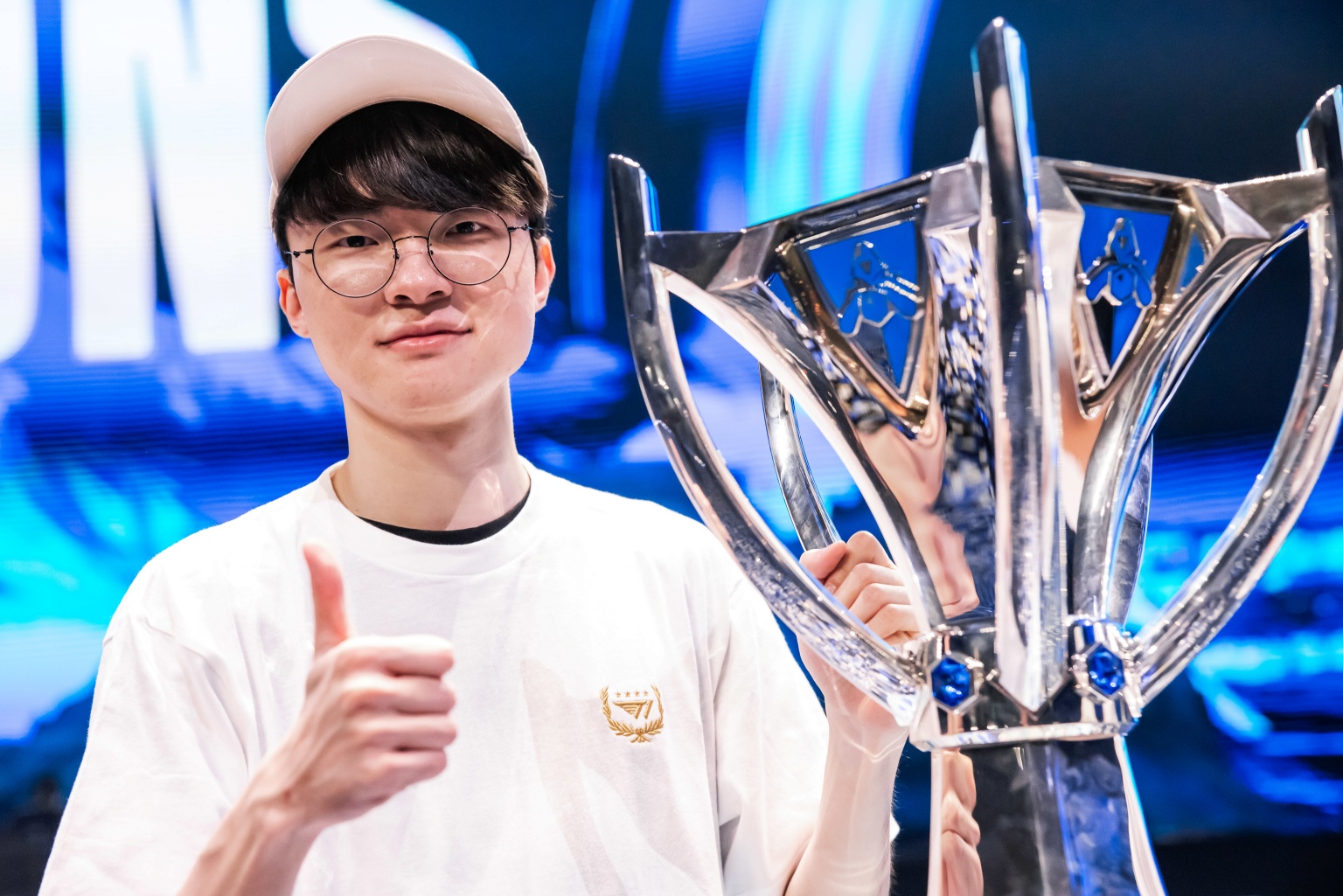 相隔七年，Faker 再次登上世界之巔。
