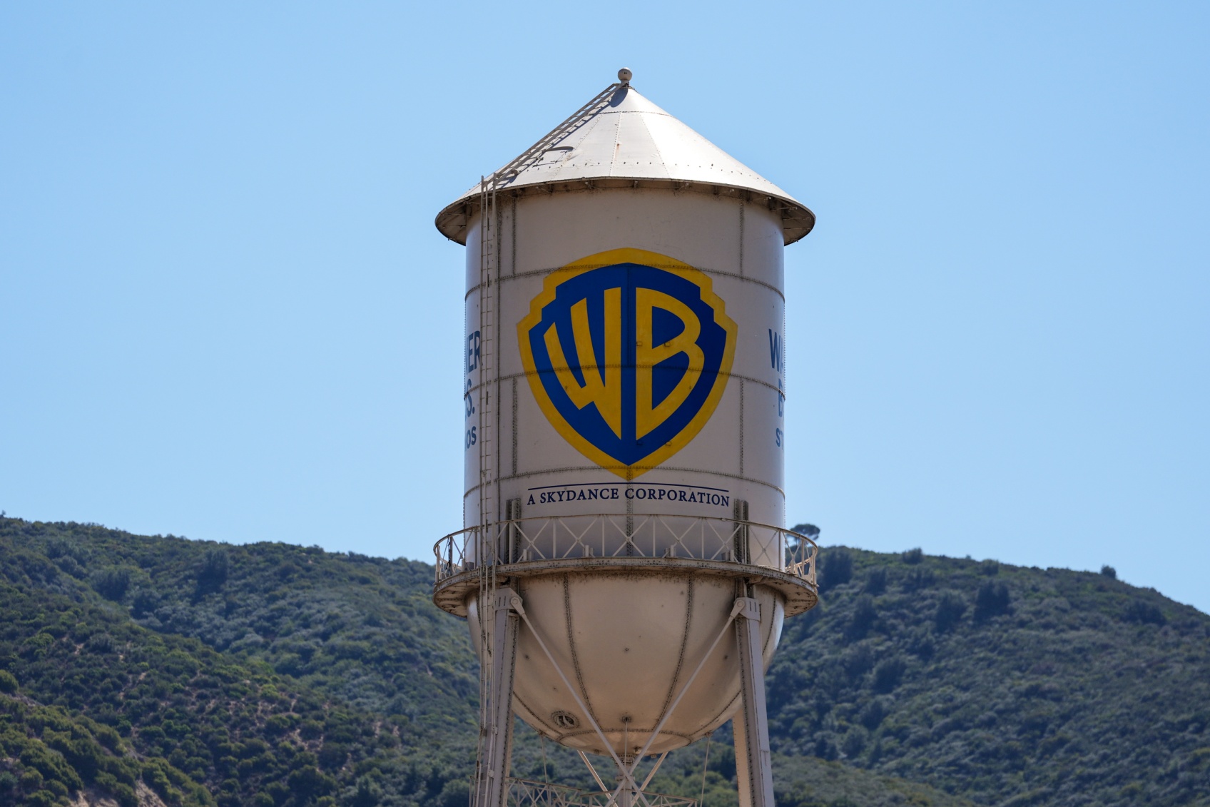 華納兄弟位於 Burbank 片廠最具代表性的「水塔」已經換上「A Skydance Corporation」字樣(圖片來源:達志影像)