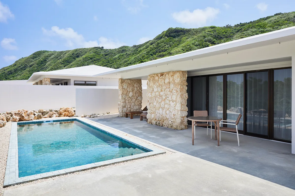  The Rescape」為獨棟別墅設計，結合私人泳池與藍染美學，讓旅人在靜謐隱私中感受島嶼度假的慢活步調。（圖片由Booking.com提供）