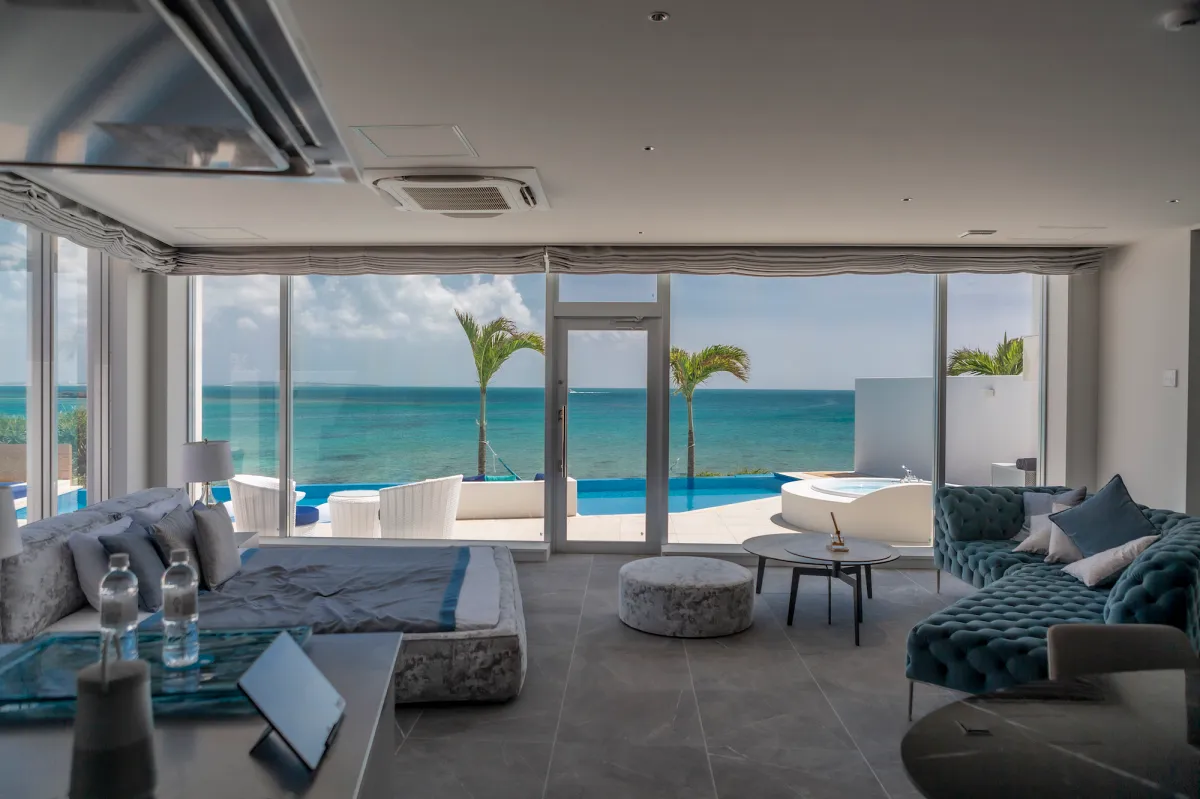 Ronsard Resort IRABU全海景套房配備私人無邊際泳池，讓海天一線的震撼美景成為度假最療癒的背景。（圖片由Booking.com提供）