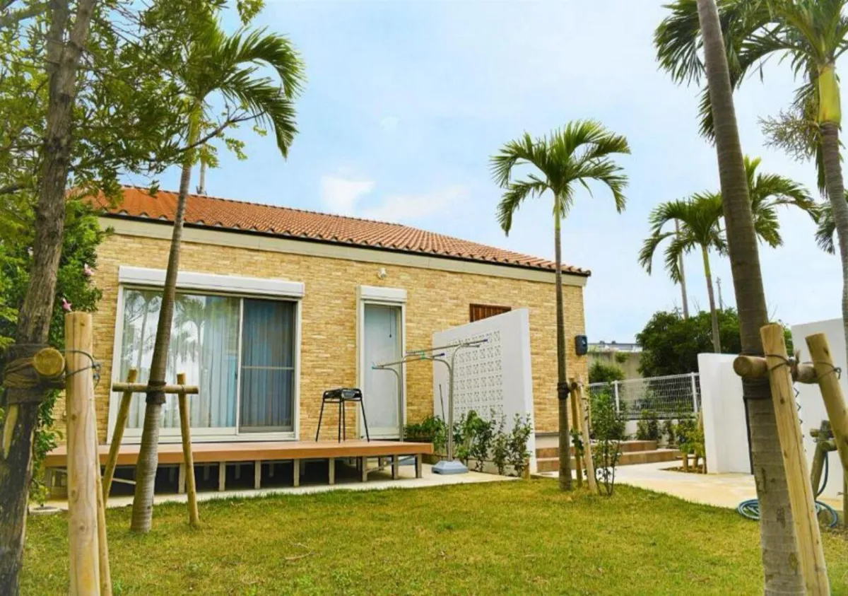 宮古島度假別墅夏魯魯為飯店級規格的 Villa 鄰近市區與海灘，提供兼具便利性與在地慢活感的自由行首選。（圖片由Booking.com提供）