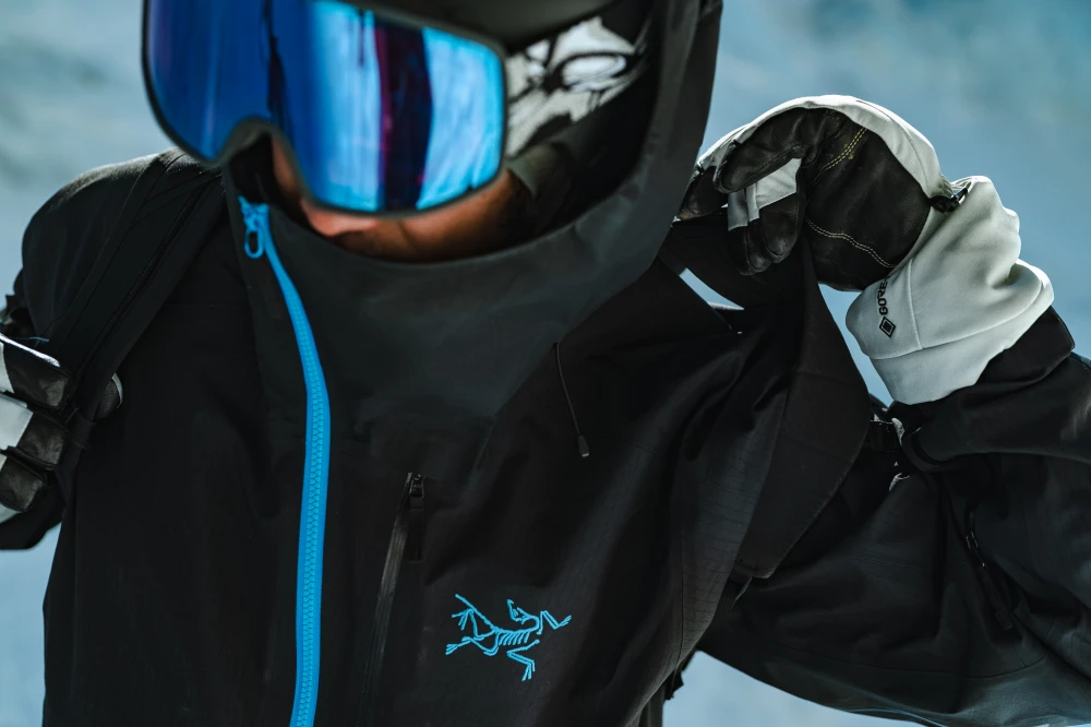 Arc’teryx 經典神級滑雪外套 Sidewinder 迎來 25 週年,重現招牌不對稱設計!
