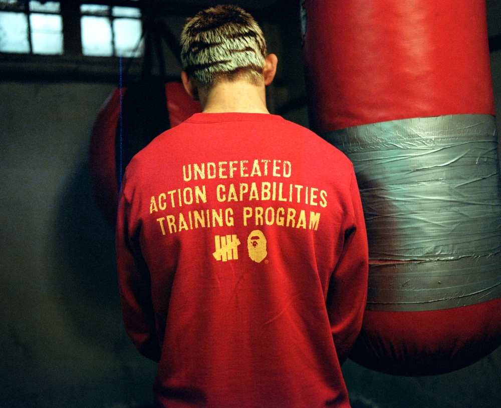 BAPE® × UNDEFEATED 美日街頭霸主再度聯手!以摔角文化為題,打造美式學院街頭風格