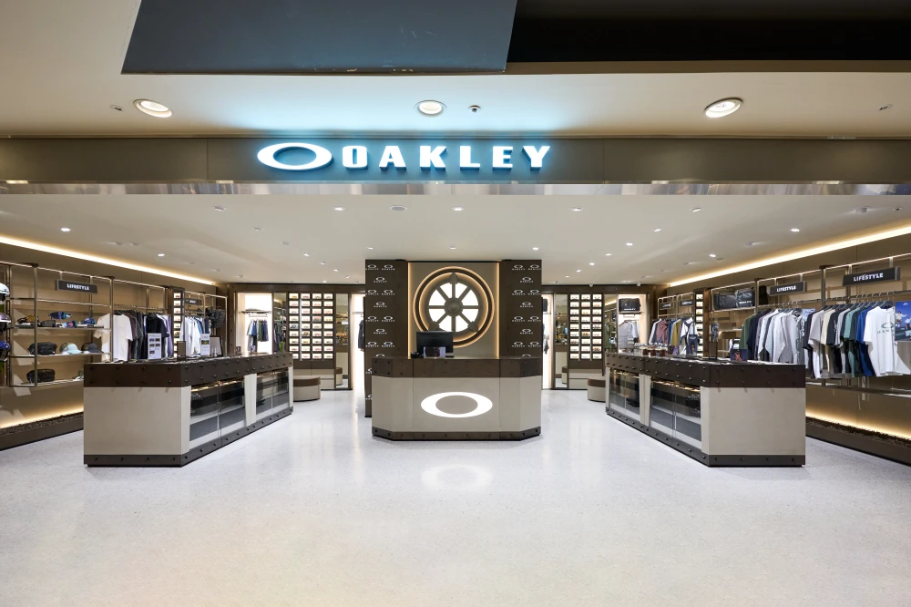 Oakley 全新概念店進駐忠孝 SOGO！首度集結眼鏡、服飾配件，曹佑寧現身演繹！