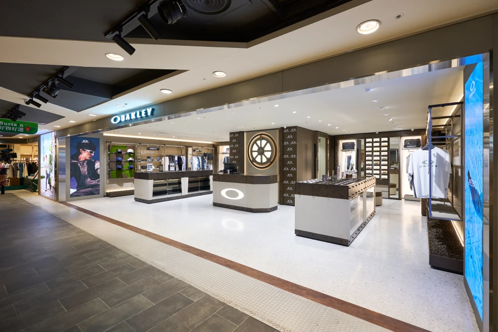 Oakley 全新概念店進駐忠孝 SOGO！首度集結眼鏡、服飾配件，曹佑寧現身演繹！